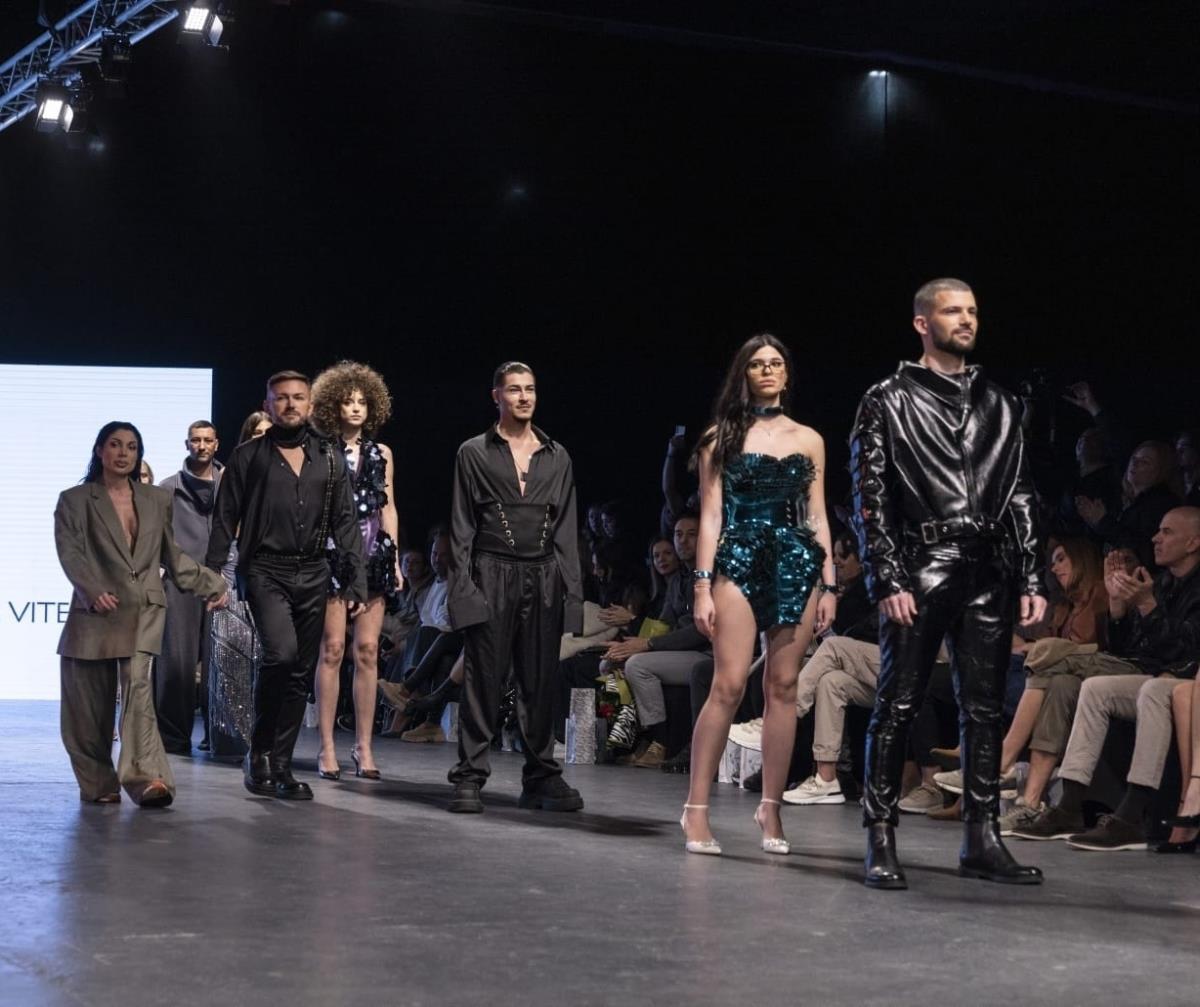 KADA MLADALAČKI SAN POSTANE JAVA: Ivan Gajić kao maneken otvorio i zatvorio modnu reviju rame uz rame sa kreatorkom Marijom Vitez (FOTO)