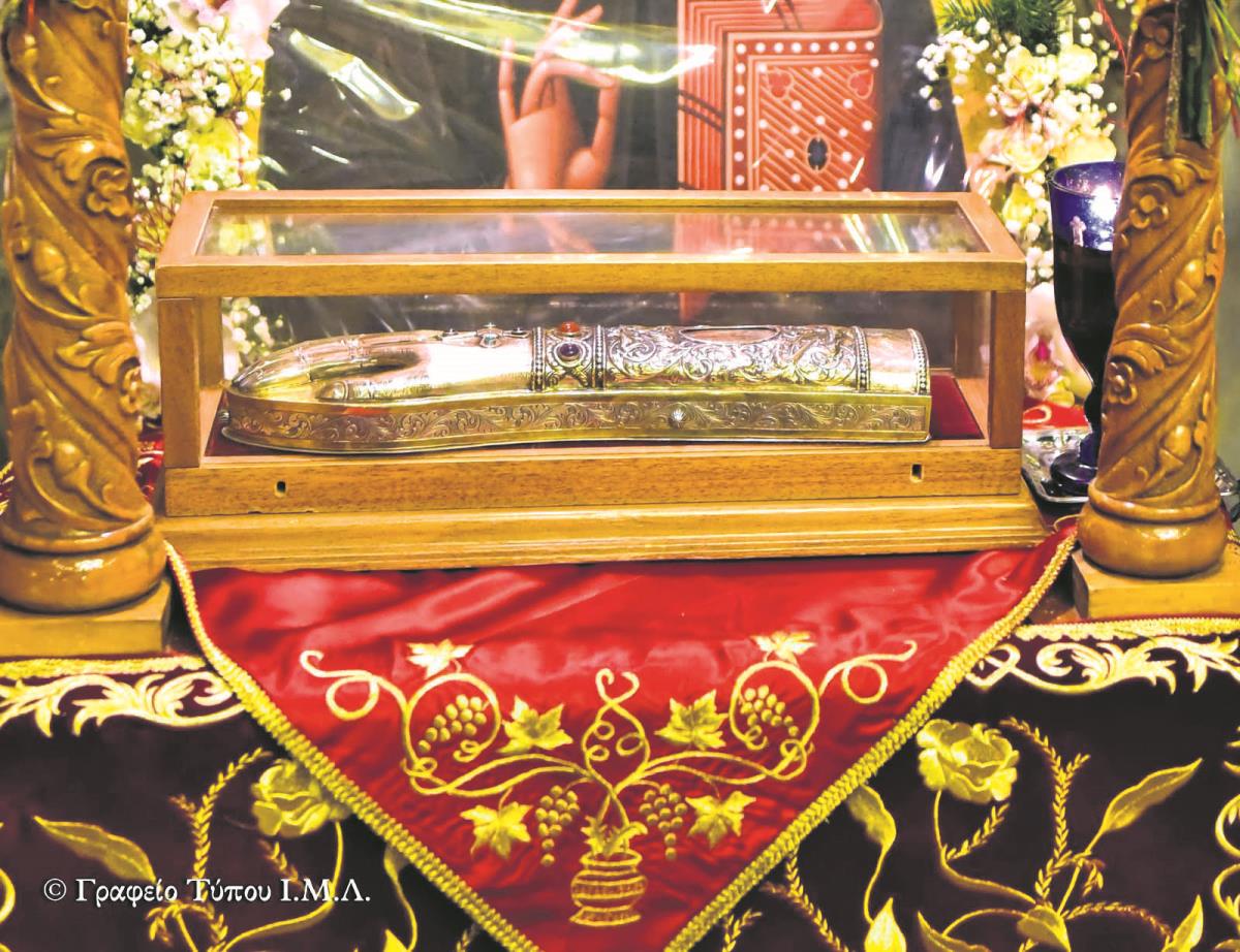 desna ruka svetog nektariji u man svet trojice na egini.jpg