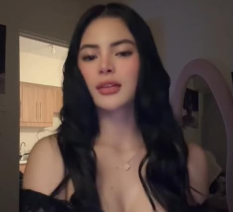 Influenserka Đina Lima u crnoj majici.jpg