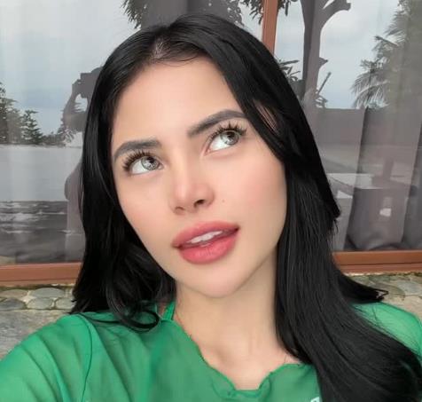 Influenserka Đina Lima u zelenoj majici.jpg