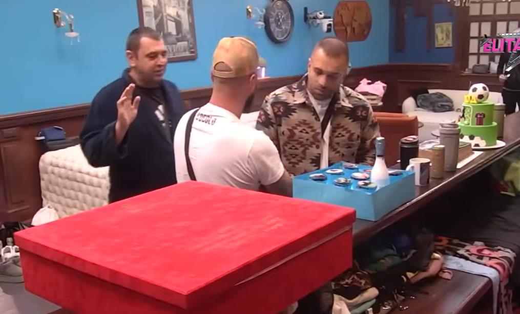 OBEZBEĐENJE UNELO SPECIJALAN POKLON ZA LUKU IZ SPOLJNOG SVETA Vujović ne može da veruje šta vidi, cimeri se odmah okupili oko njega (FOTO)