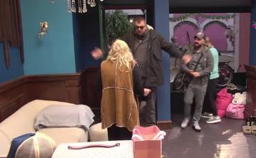 JANJUŠ I ZORICA MARKOVIĆ SE OBRAČUNALI Ne može da se smiri, besan kao ris urla po imanju, a ona se pravda - Imali smo dogovor!