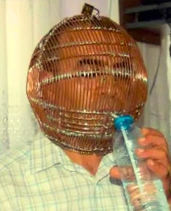 Turčin Ibrahim Jucel sa kavezom na glavi pije vodu.jpg