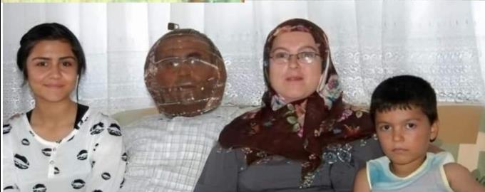 Turčin Ibrahim Jucel sa porodicom.jpg