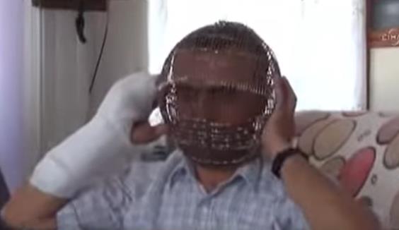 Turčin Ibrahim Jucel stavio kavez na glavu .jpg