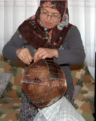 Žena stavlja kavez na glavu Turčinu Ibrahimu Jucelu.jpg