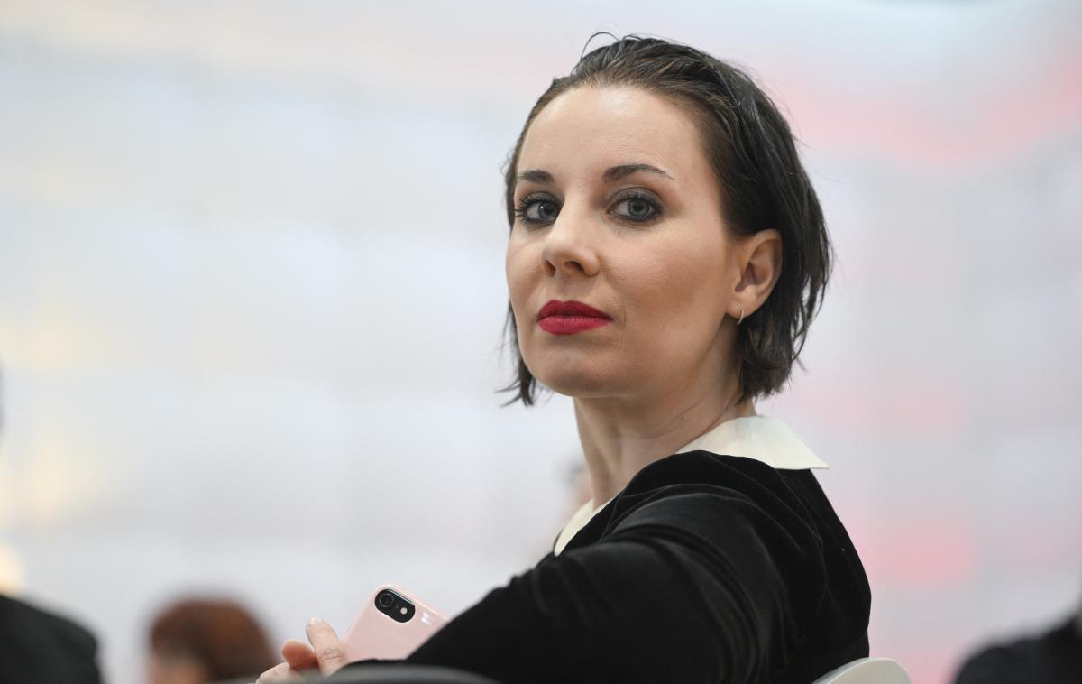 Hana Lakomi, eskort dama