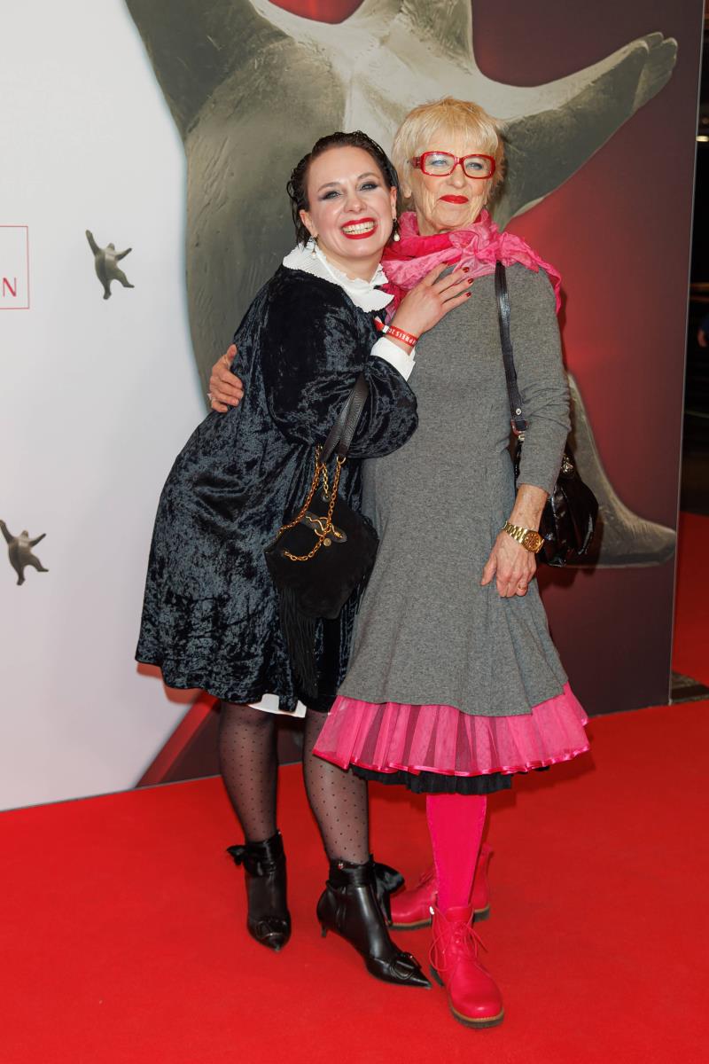 Hana Lakomi, eskort dama