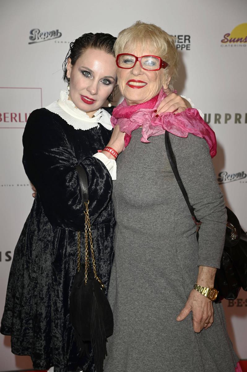 Hana Lakomi, eskort dama