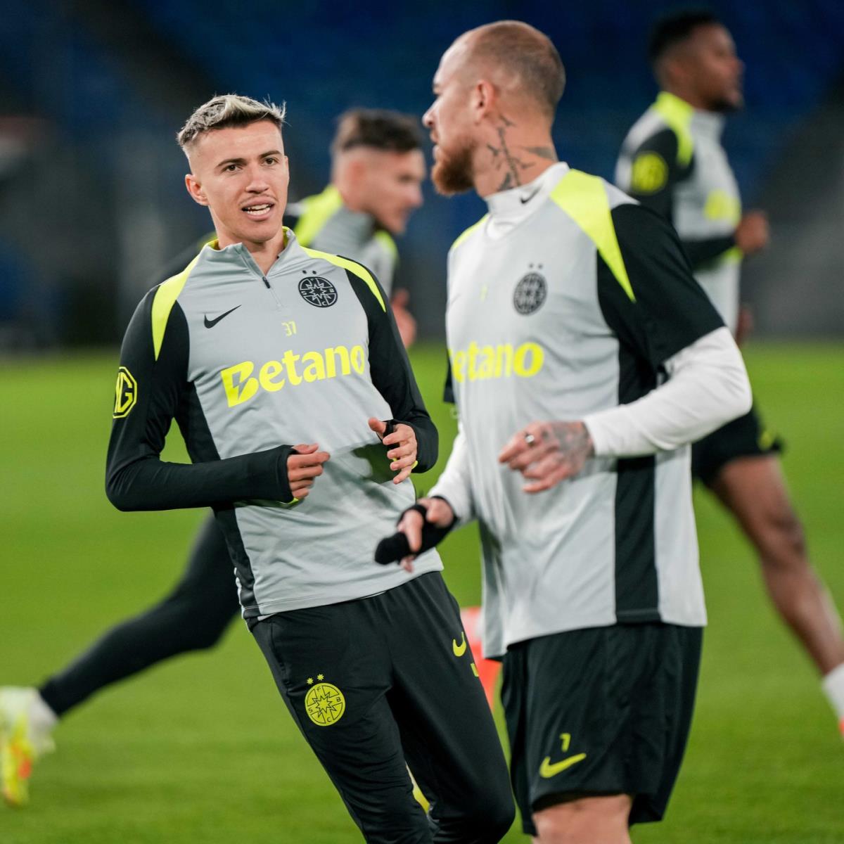 Oktavian Popesku i Denis Alibek fudbaleri FCSB