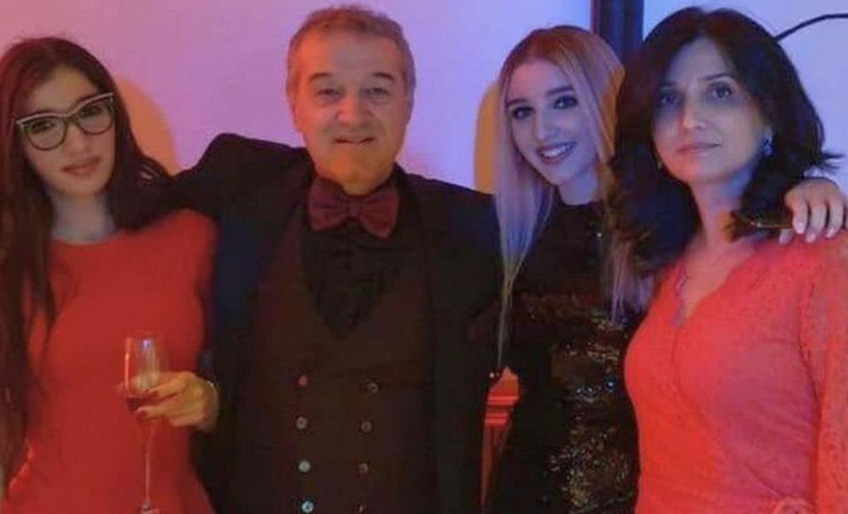 Điđi Bekali sa suprugom i ćerkama