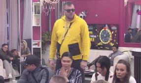 SAMO KORAK DELI DO POMIRENJA ANELI I ASMINA! Cela kuća čeka sekundu kada će se obrnuti tok rijalitija, evo šta se dešava