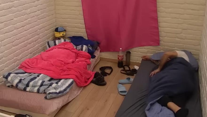 ASMIN I ANELI GOVORE POSEBNIM JEZIKOM IZ PROŠLOSTI Emocije ponovo tinjaju, podsetili se uspomena: Ja na tebe gledam drugačije...