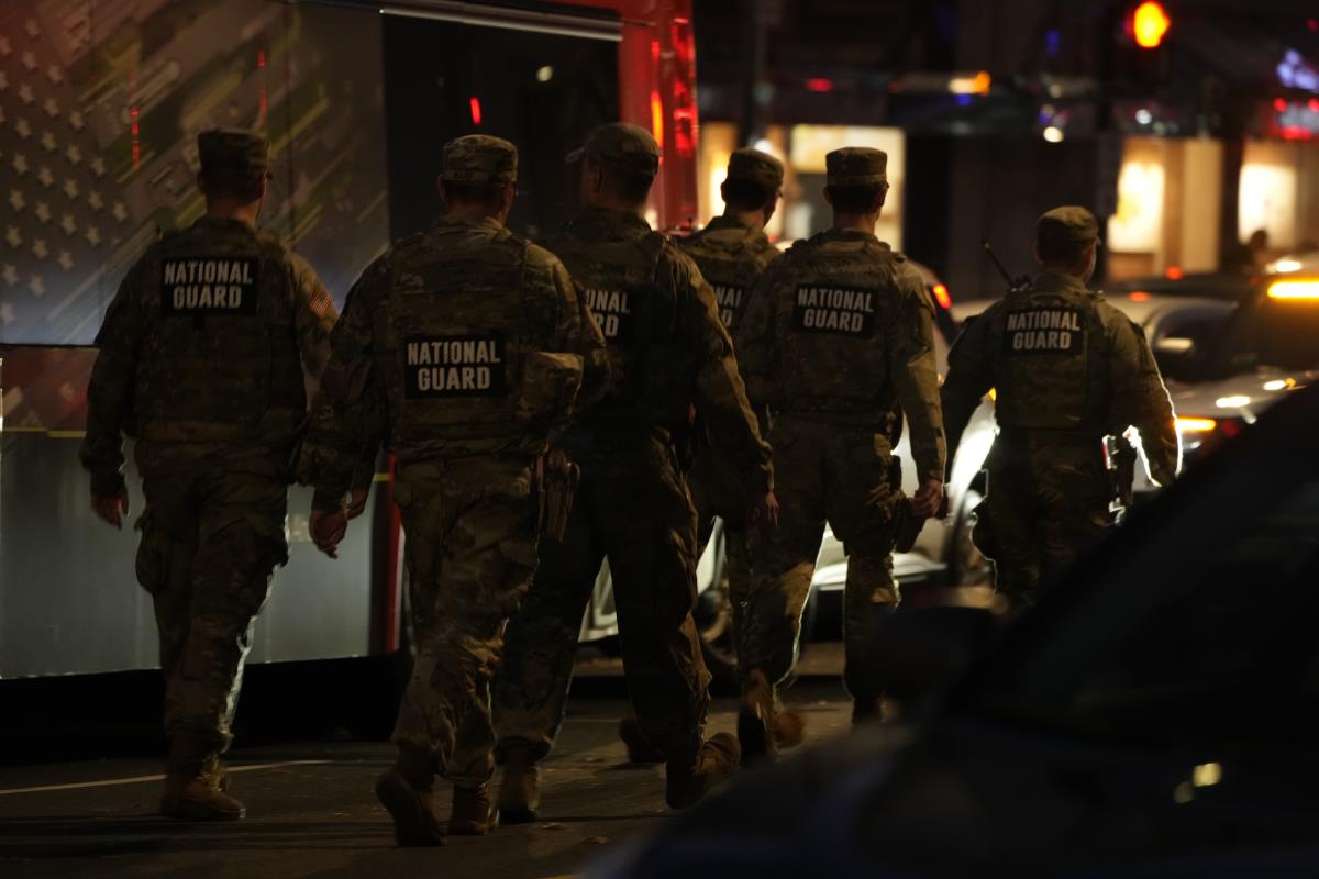 Pucnjava bela kuca AP Mark Schiefelbein.jpg