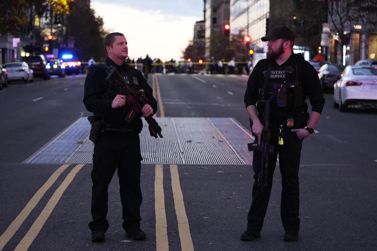 Pucnjava bela kuca01 AP Mark Schiefelbein.jpg