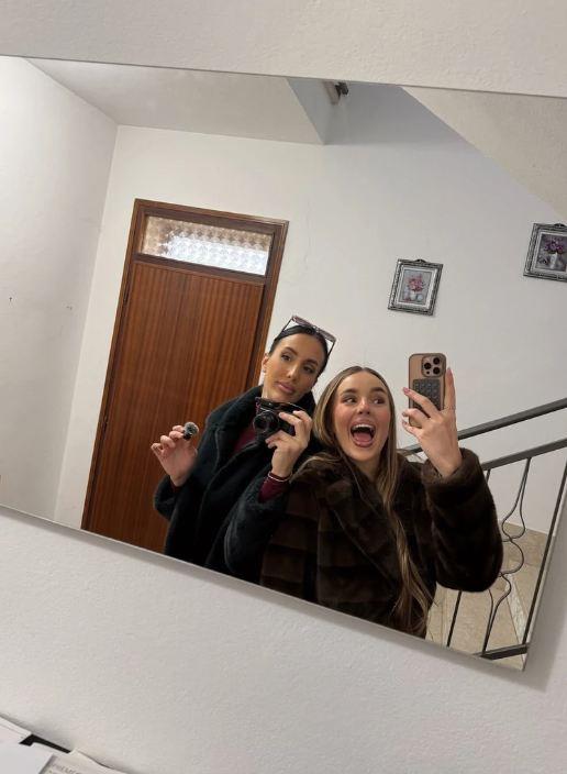 Lea Stanković sa sestrom