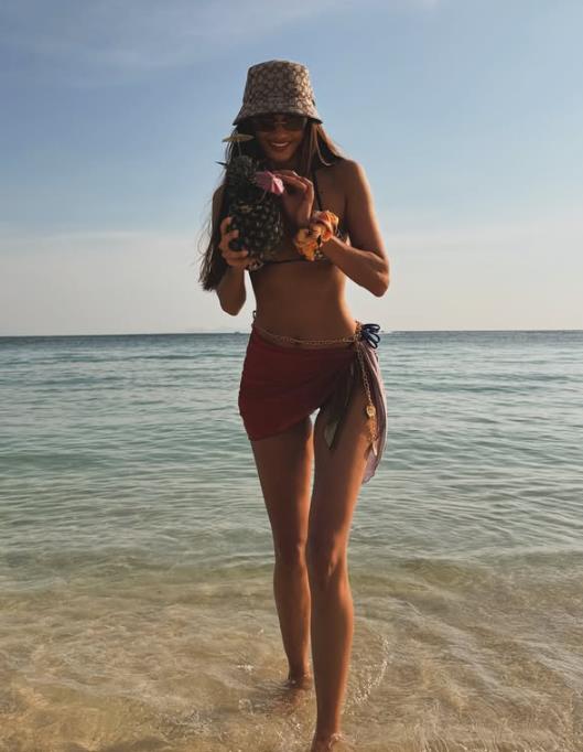 Laura Gnjatović u plićaku na plaži na Tajlandu.jpg