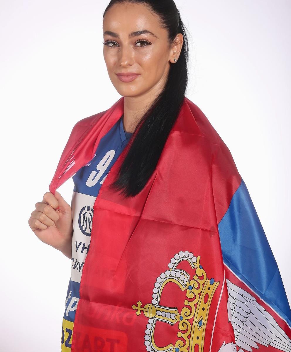 Sara Garović sa zastavom Srbije