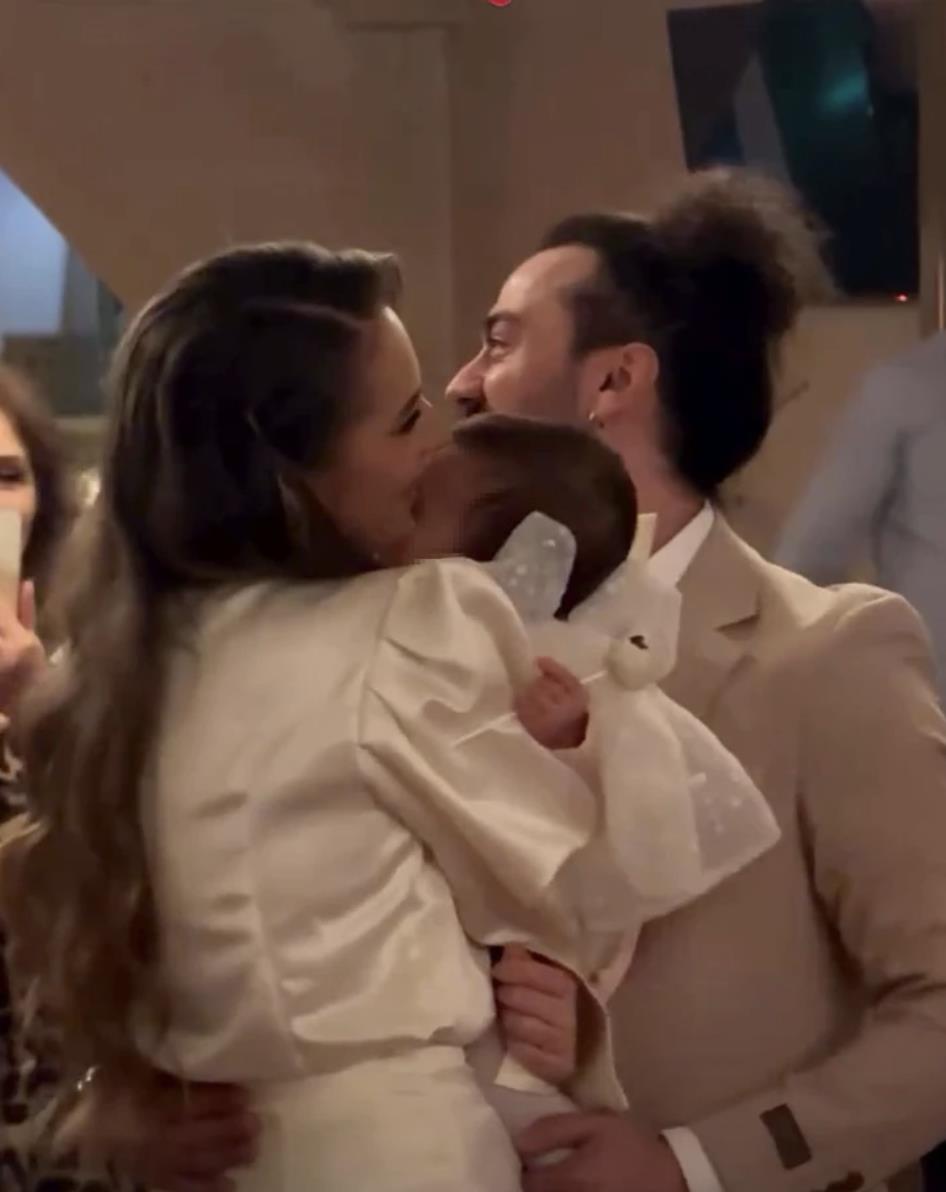 DISKVALIFIKOVANA ZVEZDA GRANDA KRSTILA DETE! Pevač podelio prelepi momenat sa čitavom nacijom