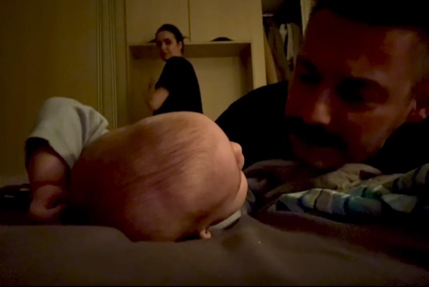 Milan Vasić priča bajku sinu Despotu