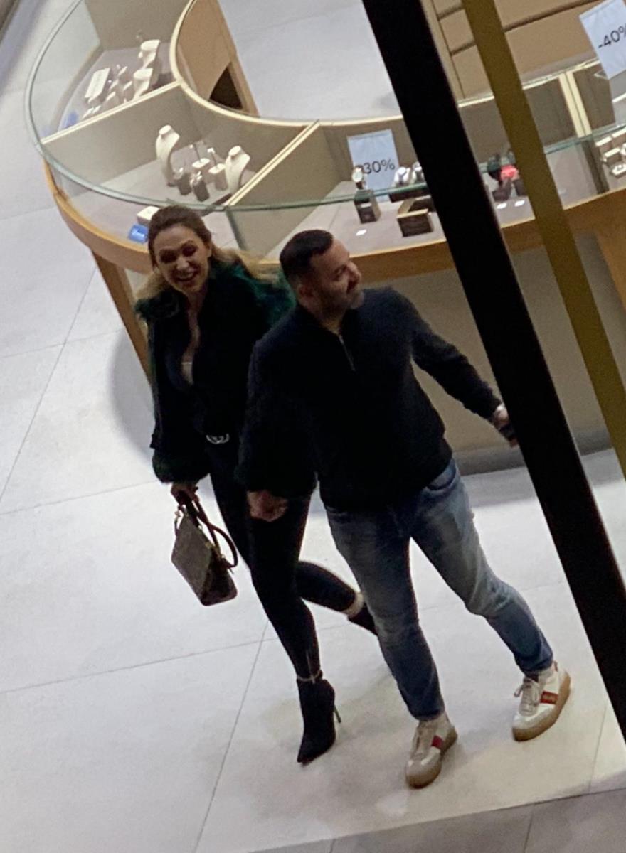 LJUPKA STEVIĆ UHVAĆENA SA DEČKOM! Krije ga kao zmija noge: Evo gde smo ih snimili i šta su radili (FOTO)