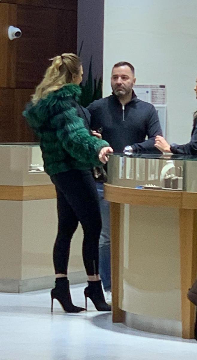 LJUPKA STEVIĆ UHVAĆENA SA DEČKOM! Krije ga kao zmija noge: Evo gde smo ih snimili i šta su radili (FOTO)