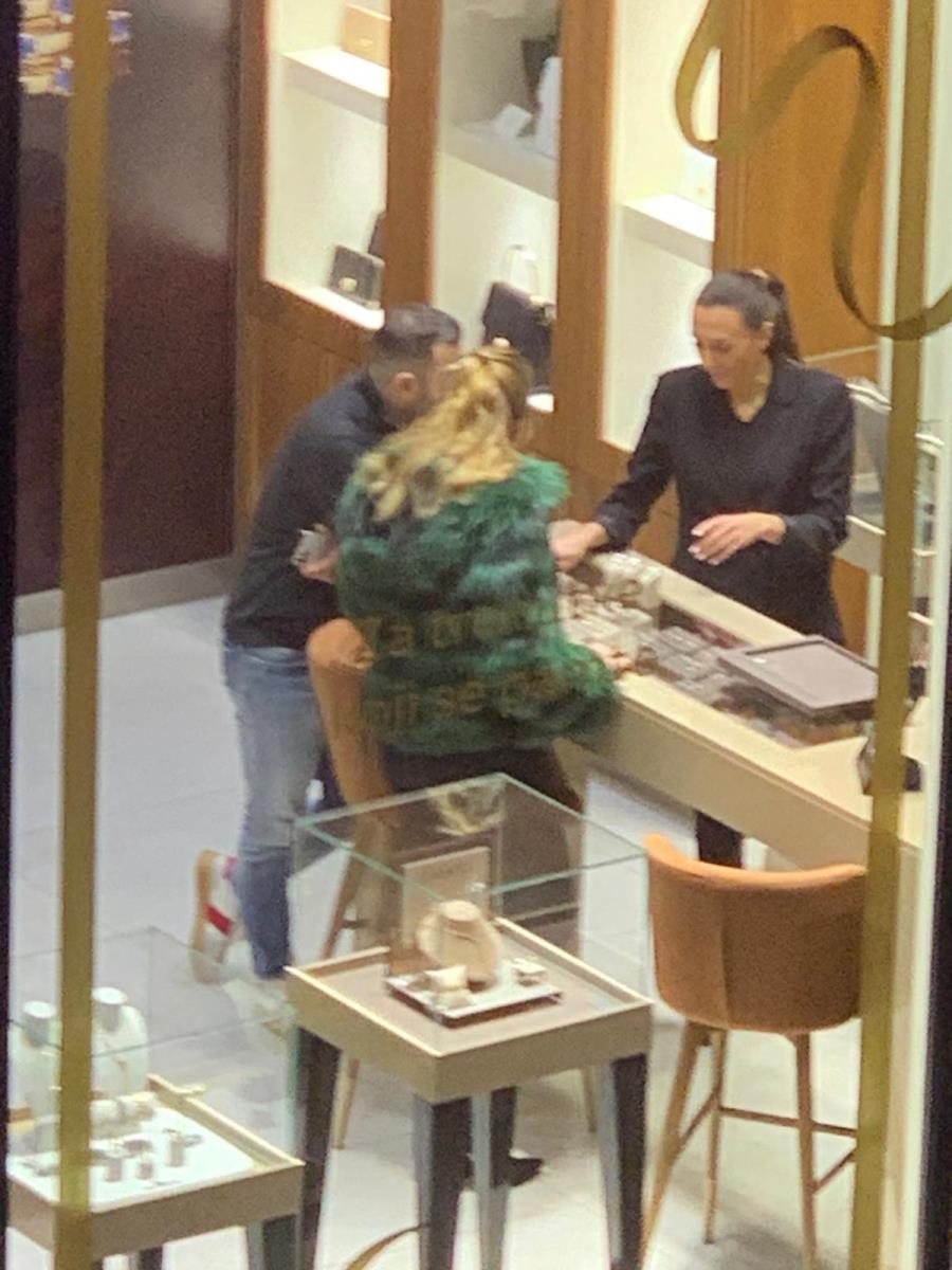 LJUPKA STEVIĆ UHVAĆENA SA DEČKOM! Krije ga kao zmija noge: Evo gde smo ih snimili i šta su radili (FOTO)