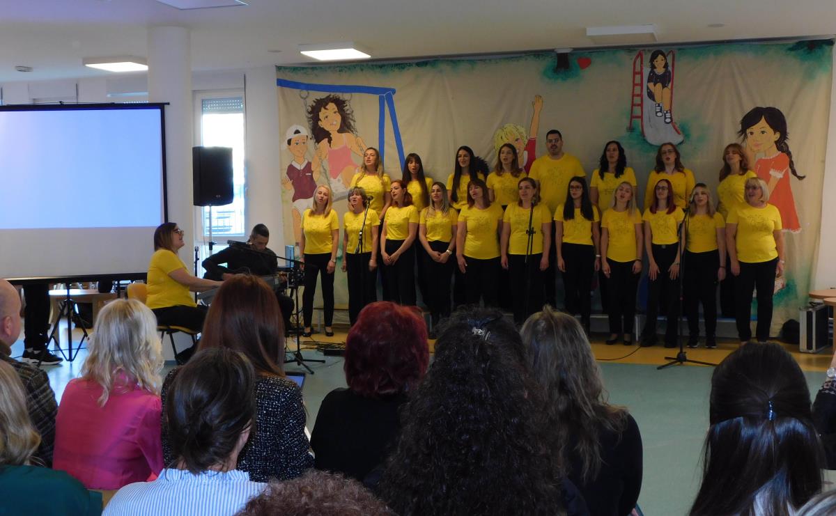 LOZNICA - Hor vaspitačica.jpg