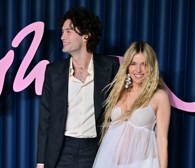 Sijena Miler na dodeli Britanskih modnih nagrada u Londonu