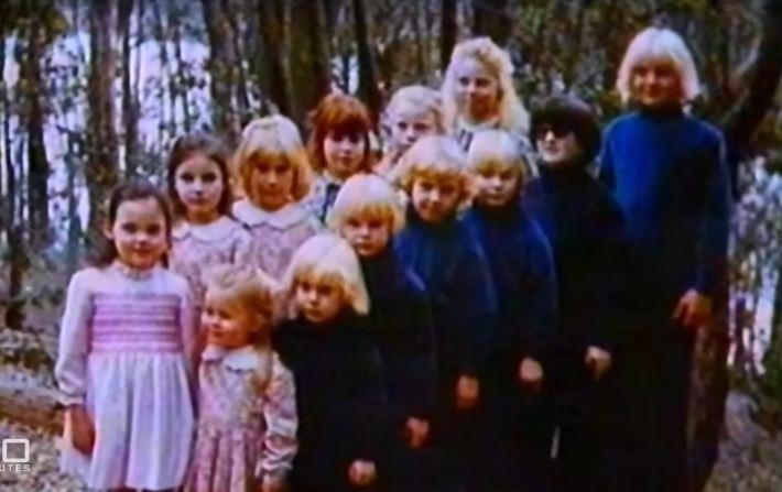 Ben Šenton i deca koja su odrasla u kultu Porodica.jpg