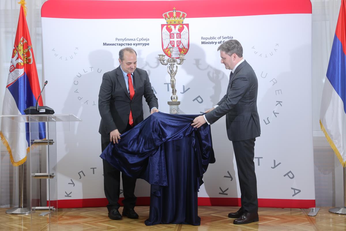 Nikola Selaković otkriva svećnjak