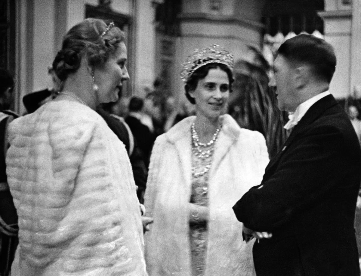 Kneginja Olga Karađorđević prilikom zvanične posete Nemačkoj sa Adolfom Hitlerom i suprugom Hermana Geringa