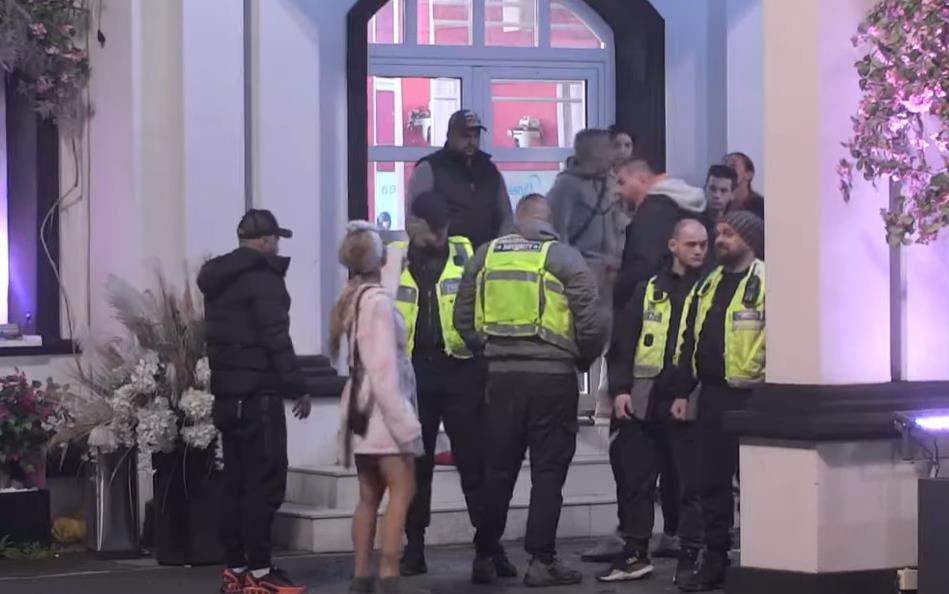 "ENA JE BILA PRETUČENA TOKOM SVAE SA JANJUŠEM" Obezbeđenje opkolilo Aneli i Janjuša, ona niže gnusne prozivke