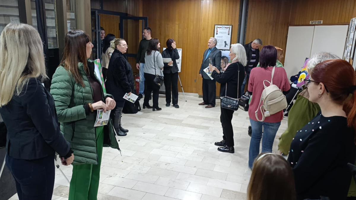 Slikari i gosti na Izložbi slika.jpg