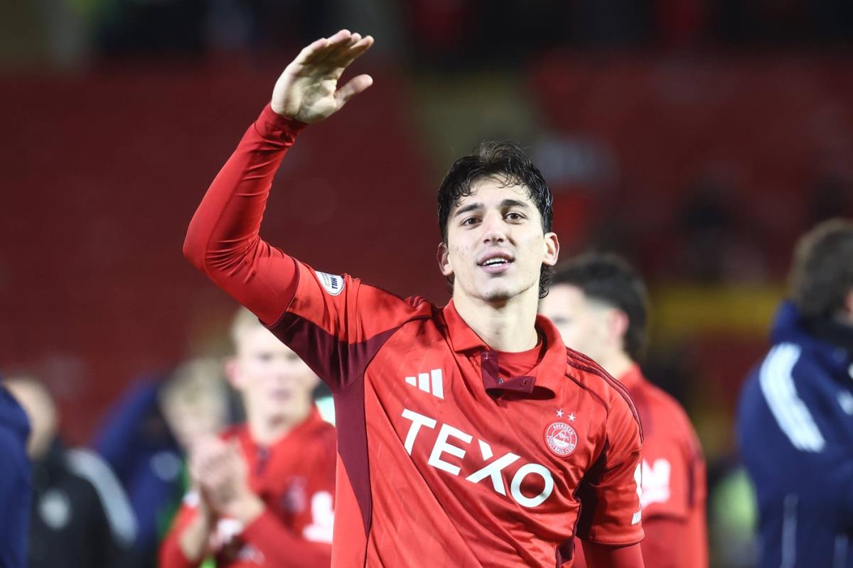 Marko Lazetić pozdravlja navijače Aberdina