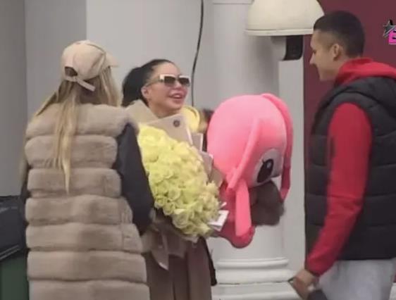 MAJA MARINKOVIĆ SE NAKON OPERACIJE VRATILA NA IMANJE: Izvadila silikone iz zadnjice, ponovo ušla u rijaliti, od bolova jedva hoda a evo ko je dočekao (FOTO)