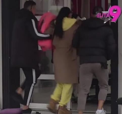 MAJA MARINKOVIĆ SE NAKON OPERACIJE VRATILA NA IMANJE: Izvadila silikone iz zadnjice, ponovo ušla u rijaliti, od bolova jedva hoda a evo ko je dočekao (FOTO)