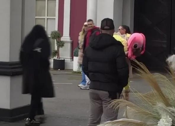 MAJA MARINKOVIĆ SE NAKON OPERACIJE VRATILA NA IMANJE: Izvadila silikone iz zadnjice, ponovo ušla u rijaliti, od bolova jedva hoda a evo ko je dočekao (FOTO)