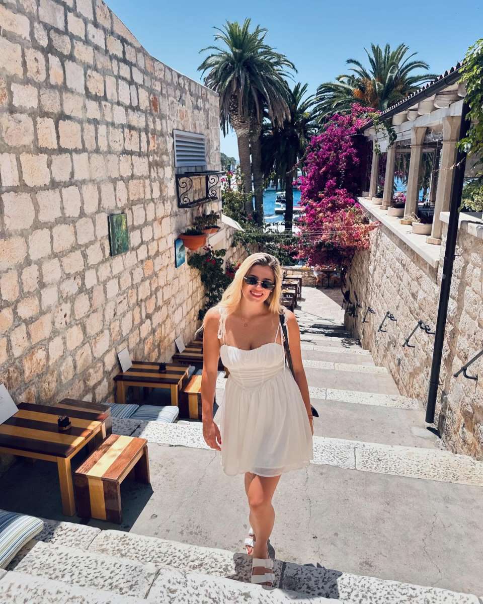 Matea Pletikosić u beloj haljini