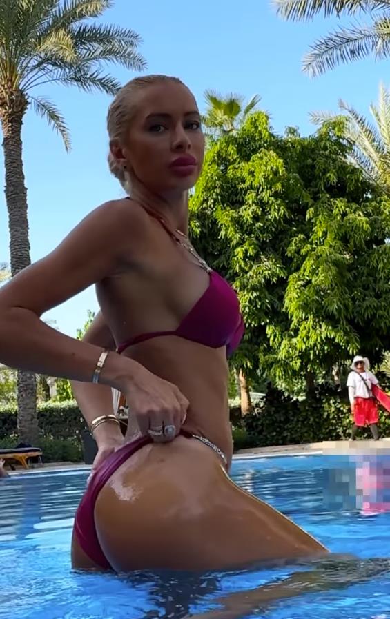 Milica Polskaja vreli kadrovi u kupaćem (8).png