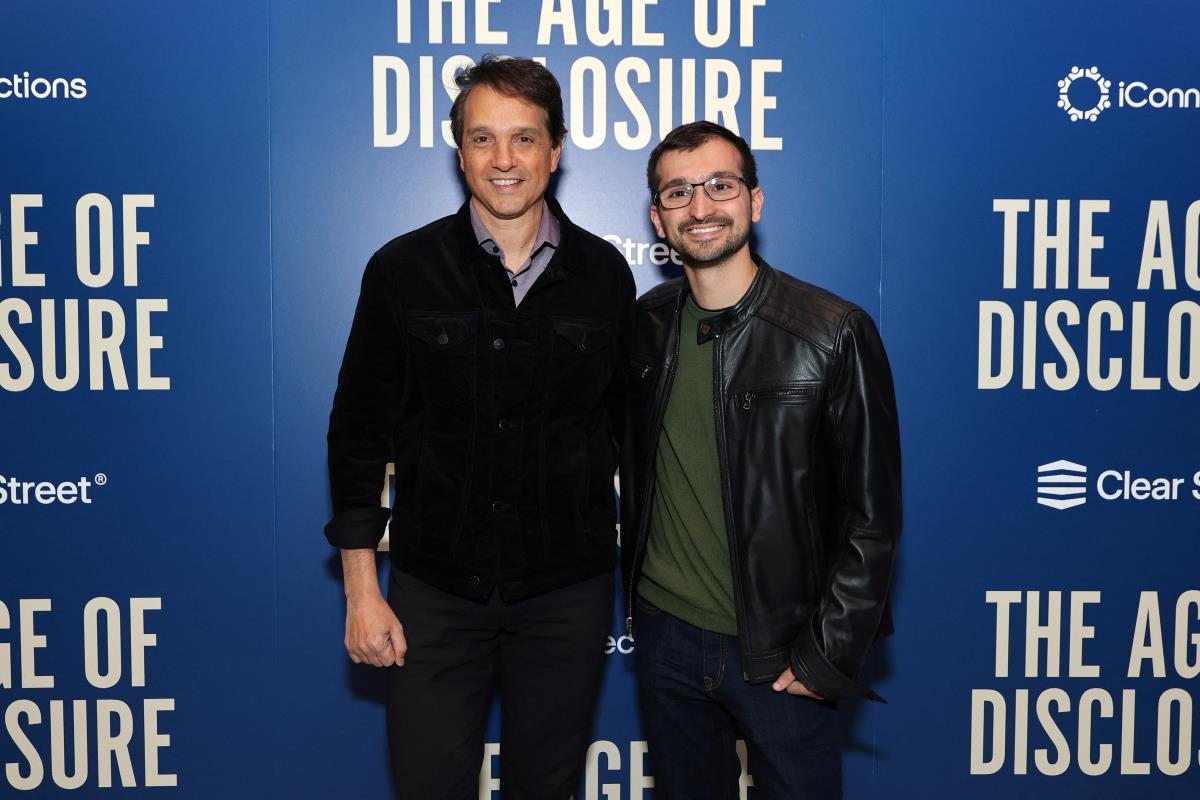 Ralf Mačio na premijeri The Age of Disclosure u Njujorku sa sinom Danijelom