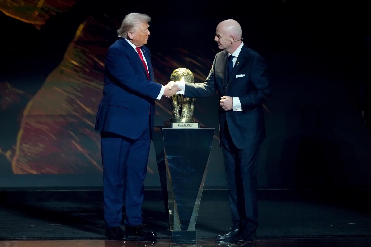 Donald Tramp se rukuje sa predstavnikom FIFE