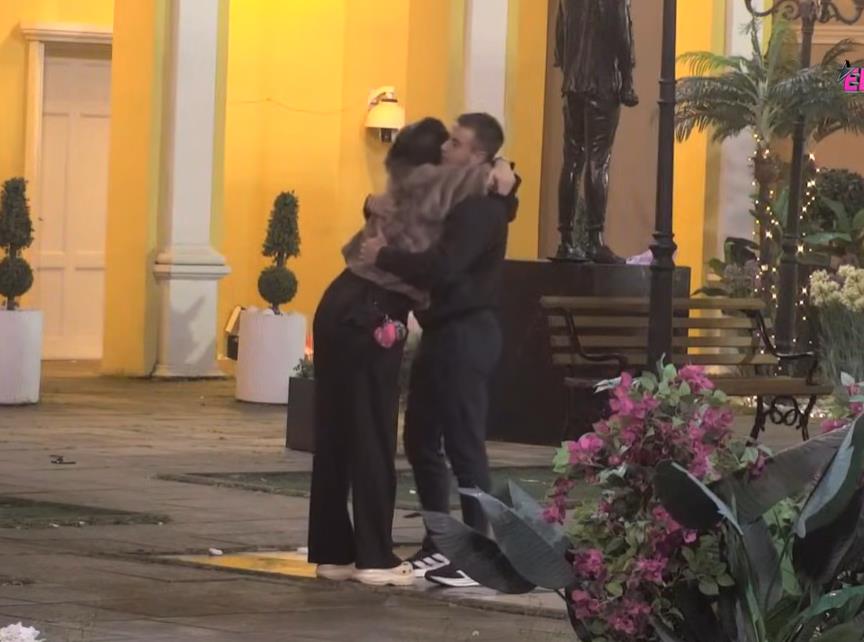 MINA VRBAŠKI KRENULA U AKCIJU Priznala da joj se sviđa cimer, pa odmah počele da sevaju varnice - On nasmejan, a ona nikad srećnija! (FOTO)