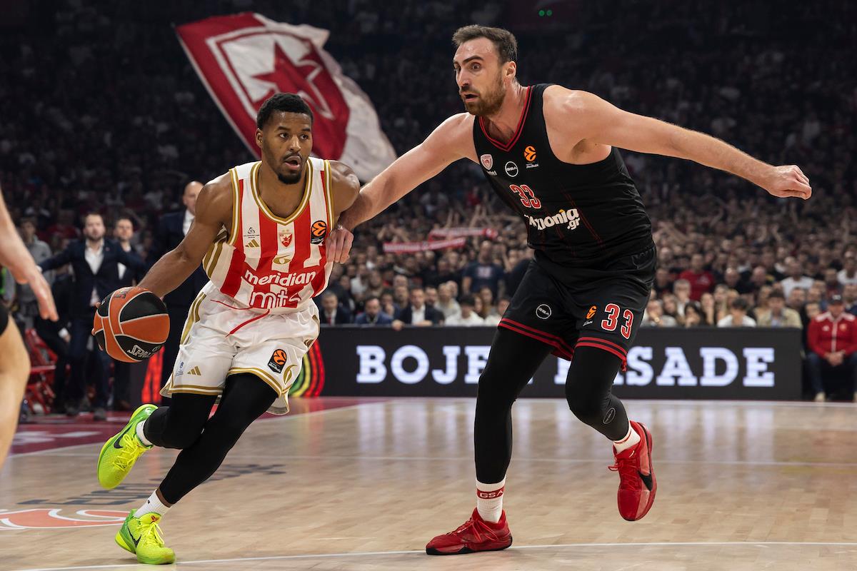 Džered Batler u duelu protiv Nikole Milutinova iz Olimpijakosa