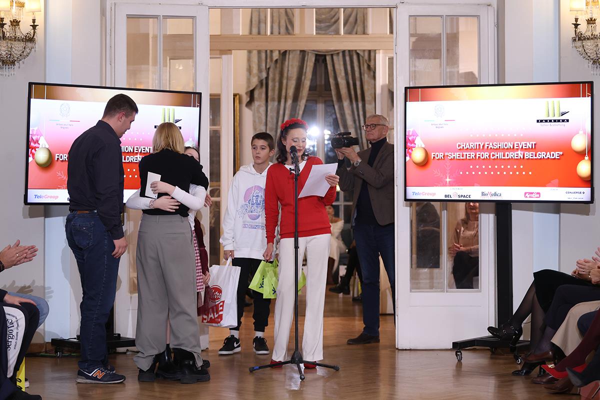 Tamara Aleksic dodeljuje poklone deci iz Prihvatilišta.JPG