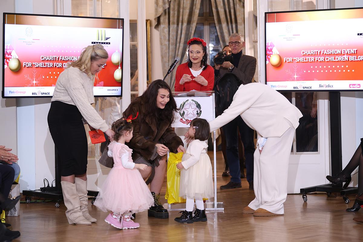 Sanja Vucic dodeljuje poklone deci iz Prihvatilišta.jpg