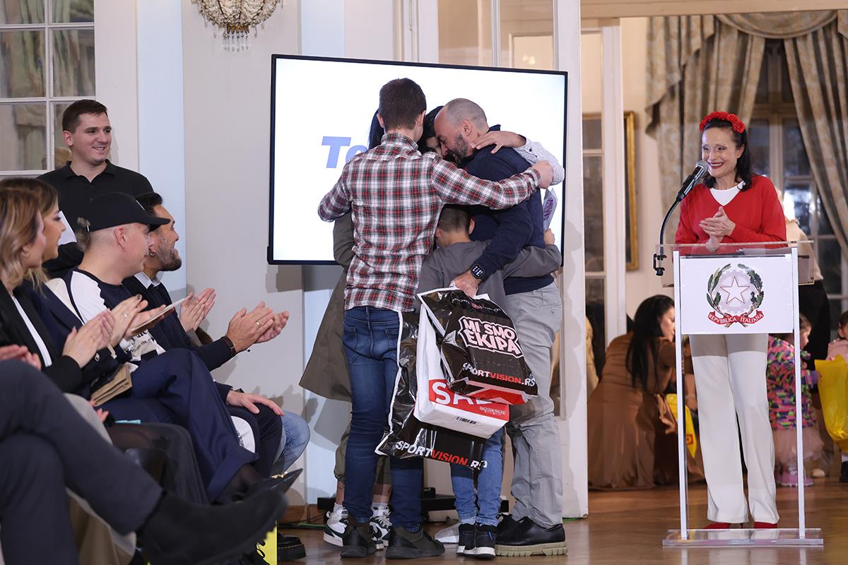 Nenad Okanovic predaje poklone od Deda Mraza deci Prihvatilišta.jpg