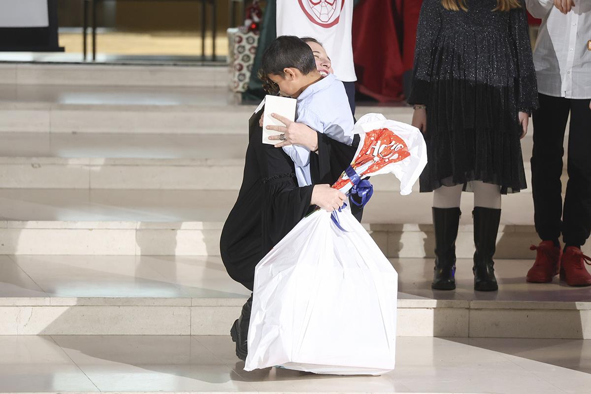 Nela Mihailović dodeljuje poklon detetu iz prihvatilišta.jpg