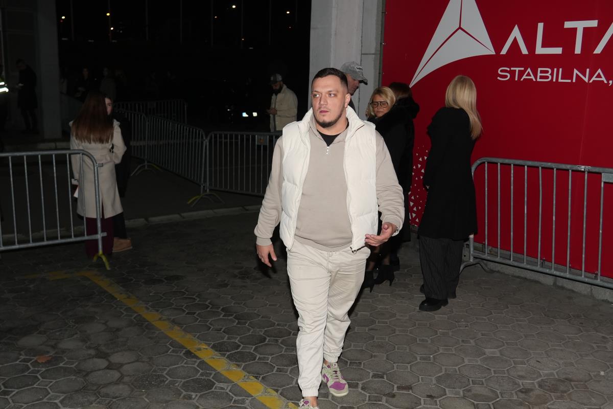 GASTOZ ŠEPAJUĆI DOŠAO NA KONCERT GEORGIEVA, A ONDA BAHATO PRESKOČIO RED! Razbesneo ljude: "Šta glumi ovaj?"