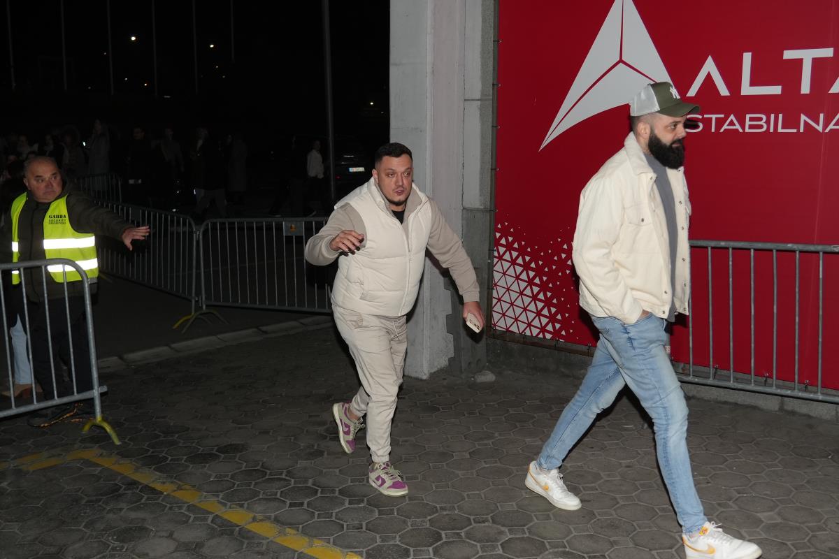 GASTOZ ŠEPAJUĆI DOŠAO NA KONCERT GEORGIEVA, A ONDA BAHATO PRESKOČIO RED! Razbesneo ljude: "Šta glumi ovaj?"